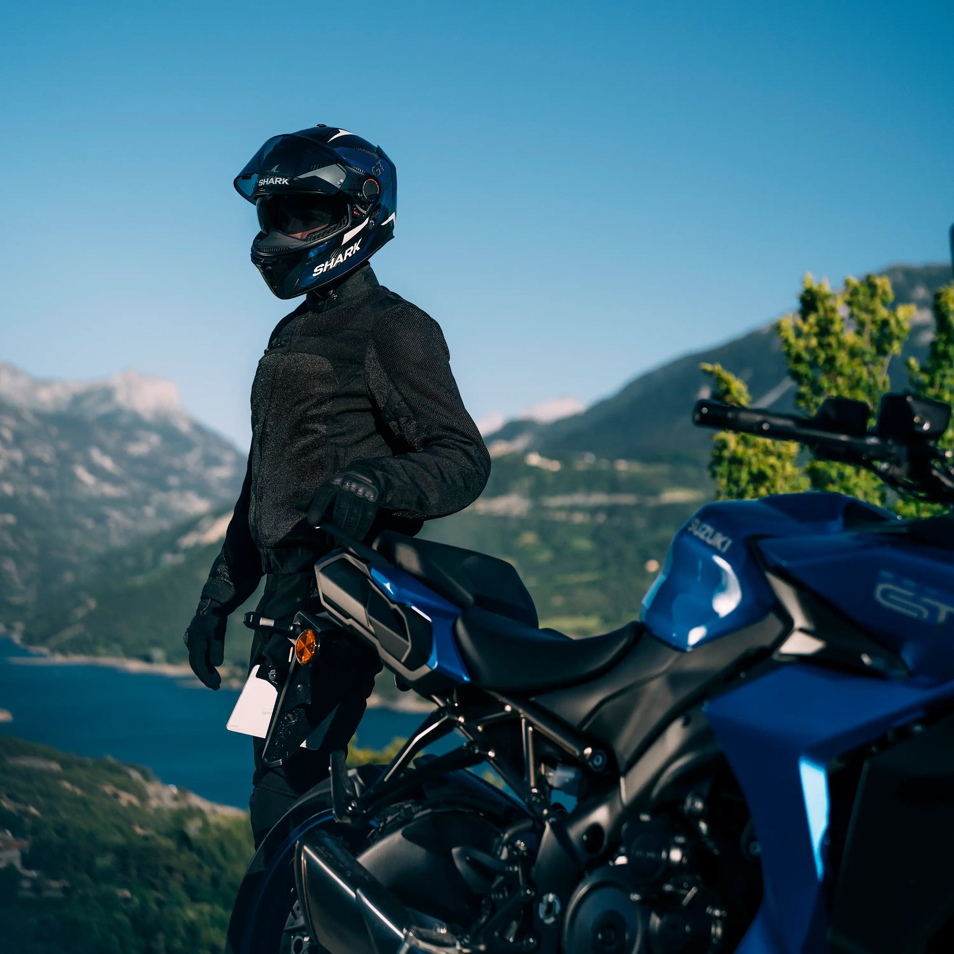 shark spartan gt vs shoei gt air 2 SPARTAN GT PRO CARBON Ritmo Carbon Blue Chrome – Shark Helmets
